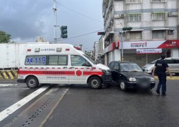 鳳山區光遠路救護車與自小客車交通事故 吳男受傷送醫
