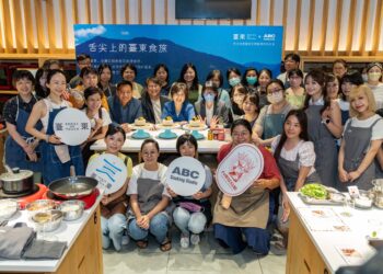 『舌尖上的台東食旅』台東特色物產暨限定體驗課程發表會，饒縣長與黃建賓立委、ABC Cooking Studio董事長黃尚莉一同出席，希望將台東的優質農產推向國際。