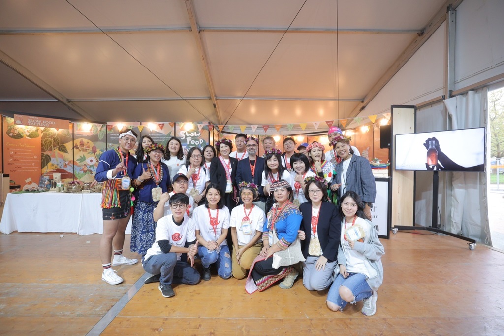 兩年一度的慢食全球年會昨(26)日起連續五天在義大利杜林登場，台東縣長饒慶鈴率領7組台東慢食廚人及縣府團隊與會