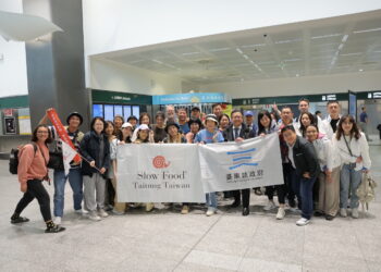 台東縣長饒慶鈴24日更親自率隊前往義大利參加全球慢食年會(2024 Terra Madre Salone del Gusto)，展現台東12年來發展慢食運動的成果，駐米蘭臺北辦事處處長林讚南親自接機