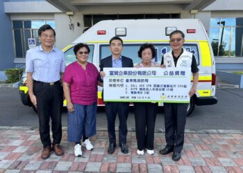 富貿林朱美華董事長捐贈臺東縣消防局一般型高頂救護車乙輛及12導程多功能心臟監視儀器…等設備，價值400餘萬，臺東縣消防局管建興局長於09月24日捐贈儀式上致贈感謝狀及紀念品