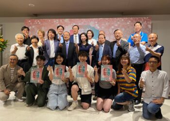 教育部政務次長葉丙成與慈善領導力作者粘曉菁醫師、書中智者及學生等大合照