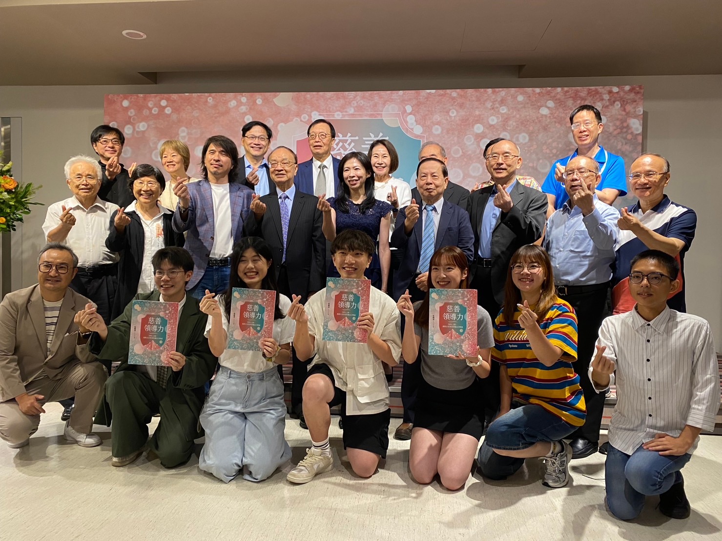 教育部政務次長葉丙成與慈善領導力作者粘曉菁醫師、書中智者及學生等大合照