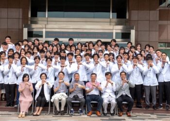 義守大學物治系學生近年來國考表現相當亮眼，今年總共有27位學生通過考試，通過率超越