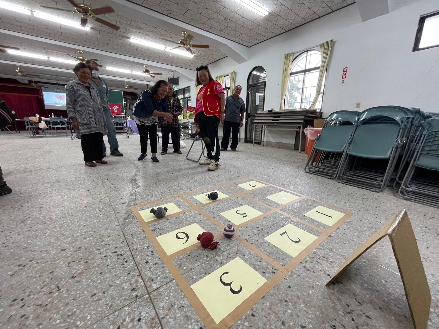 華山基金會關山站愛心天使站今日在里瓏里活動中心舉辦14週年感恩茶會，感謝在地長期支持的善士及義工陪伴弱勢長輩