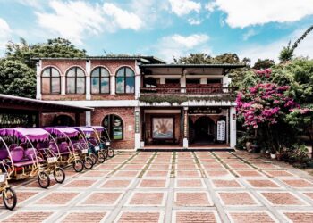 『稻米原鄉館』由廢棄肥料倉庫華麗轉身的社區中心，不僅見證了台灣農村的蛻變，更成為推動社區營造的典範