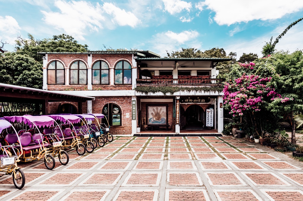 『稻米原鄉館』由廢棄肥料倉庫華麗轉身的社區中心，不僅見證了台灣農村的蛻變，更成為推動社區營造的典範