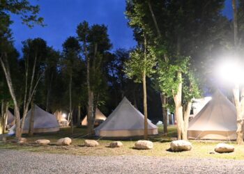 『軒沐居露營區』位於鹿野高台，鄰近每年暑假最熱門的熱氣球嘉年華活動，不僅可以一覽縱谷之美景，還可以品嘗在地特色名產紅烏龍…等