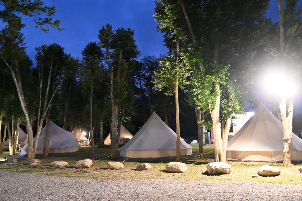 『軒沐居露營區』位於鹿野高台，鄰近每年暑假最熱門的熱氣球嘉年華活動，不僅可以一覽縱谷之美景，還可以品嘗在地特色名產紅烏龍…等