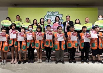 全體貴賓與新竹縣內灣國小小朋友們合影