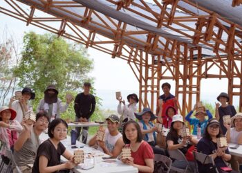 在共學基地『香蘭之森』製作與舊香蘭遺址出土陶器同款紋飾的小木盒