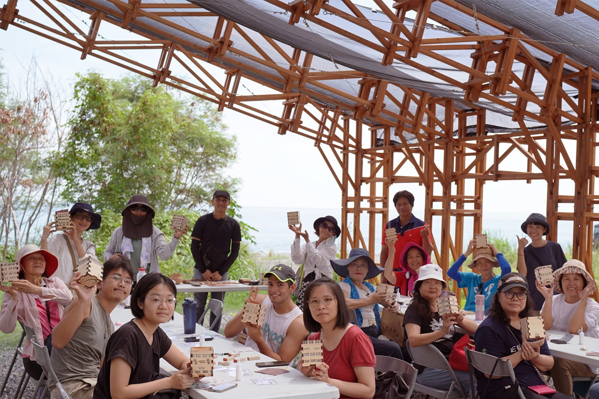 在共學基地『香蘭之森』製作與舊香蘭遺址出土陶器同款紋飾的小木盒