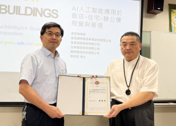 宏國德霖科技大學不動產經營系陳英杰系主任(左)，頒發感謝狀，感謝蔡許宏AI博士蒞臨分享AI智能應用經驗