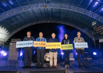 台東光祭『自然光域』左起台東市公所機要秘書吳道明、卑南鄉公所鄉長郭宗益、台東縣副縣長王志輝合影