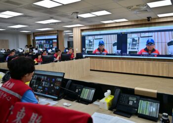 強颱康芮將來襲，臺東縣長饒慶鈴特別於下午視察應變中心主持第一次工作會報，並與各鄉鎮市長進行視訊