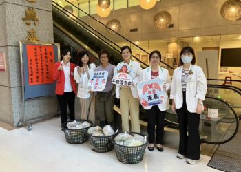 旅北從事食品業的台東人，共捐了58袋、200斤的木瓜給台東馬偕義賣，義賣所得共5800元，捐作精神科患者復健基金