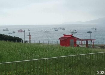 深秋東北季風已經開始來到台灣，近日潮境海灣出現大量漁船齊聚奇景，起初出現在八斗子半島和基隆嶼之間