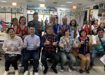 環境部長彭啓明週末27日視察臺東資源回收及源頭減量場域,由環保局長郭建成等人陪同