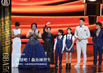 義守大學大傳系傑出校友楊淳盛(右二)與團隊，以『出發吧！鱻魚練習生』拿下第59屆廣播金鐘『兒童節目獎』