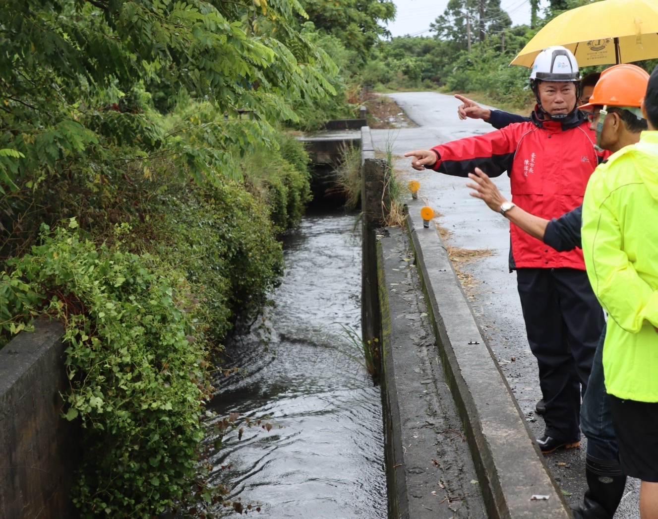 臺東市長陳銘風今(1)日一早再次召開防災會議，並全力備戰，降低颱風可能帶來的影響
