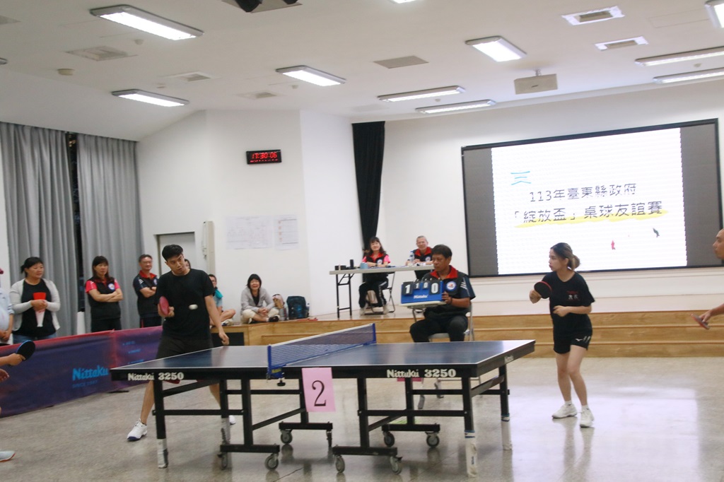 臺東縣政府今年首度舉辦『綻放盃』桌球友誼賽，歷經近1個月的激戰，於9日進行最後一場賽事，由文化處、社會處、農業處及原民處爭奪最後四強