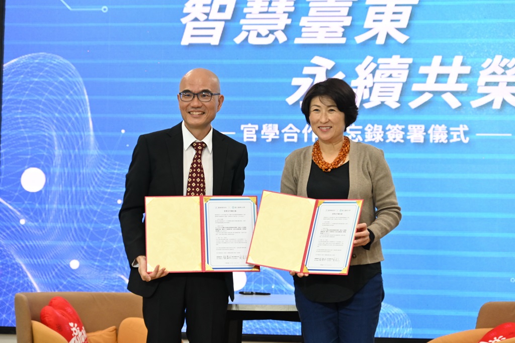 臺東縣政府全力推動『慢經濟』縣政發展，縣長饒慶鈴與國立臺東大學校長鄭憲宗28日共同簽署合作備忘錄