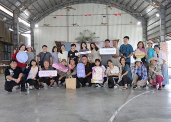 臺東縣政府獨創身心靈休閒美學品牌《自然醒慢活祭》26日於金崙海灘舉行『淨心慢旅行』，吸引民眾踴躍參加