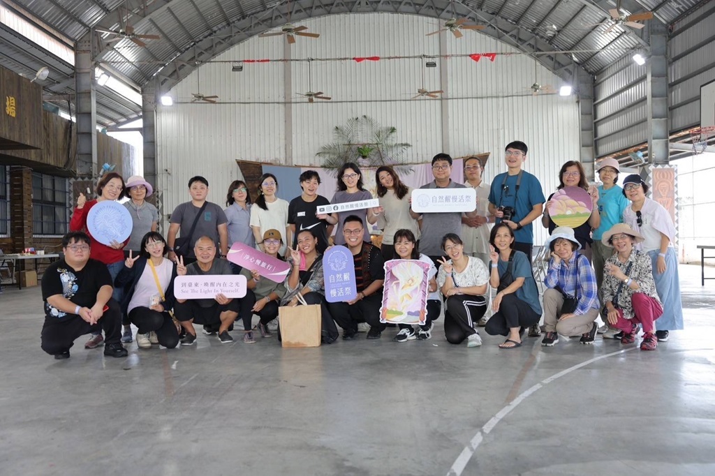 臺東縣政府獨創身心靈休閒美學品牌《自然醒慢活祭》26日於金崙海灘舉行『淨心慢旅行』，吸引民眾踴躍參加