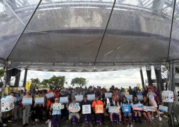 臺東縣環境保護局26日在臺東市國際地標段岸際海灘地辦理『攜手淨灘 用愛守護環保』淨灘活動