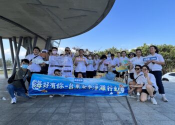 臺東縣環境保護局長期與縣內各級學校師生合作，推動環境教育課程『守護海洋-減塑淨灘行動』