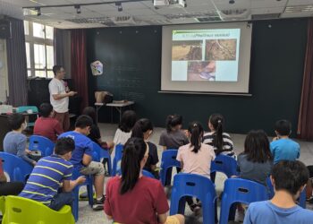 臺灣大學實驗林樹木病蟲害專家蕭文偉博士於日前來到臺東，並前往康樂國小、永安國小、東海國中…等校，為師生舉辦了一場別開生面的『樹與人的對話』