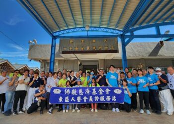 花蓮慈濟醫院副院長許文林、關山慈濟醫院副院長吳勝騰帶隊約40位醫療工作人員， 6日在臺東縣太麻里鄉三和村活動中心舉辦山陀兒風災後續義診與往診