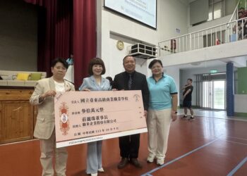 莊麗珠董事長(左二)致贈東商30萬元助學金，由校長林明錚(右二)代表接受