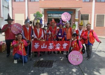 華山『拐杖節』，愛老人1+1再+1