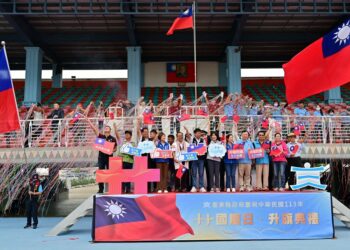 饒慶鈴帶領鄉親升旗慶雙十 展現愛國精神期望台東『青出於藍』