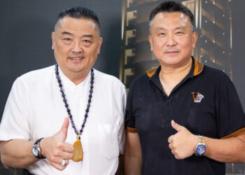 蔡許宏AI博士(左)欣賞謝德祥副總(右)在裝修業的專業實力，並認為天然防潮石膏磚在隔音、防火、無毒、防潮等功能特性，非常契合『皇昱九天NO.1』的AI智慧養生宅理念。