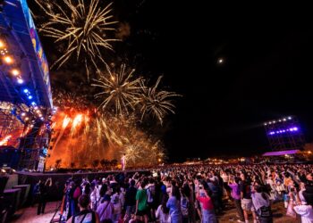 近6萬名樂迷齊聚台東海濱公園國際地標聽歌 　吳克群當場捐出演出酬勞引全場歡呼