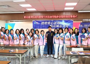 台東市長陳銘風21日上午在市公所舉行表揚活動，感謝國際蘭馨交流協會認養路燈的善心善行