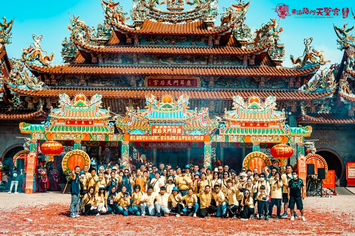 陳銘風市長為了一探後山子民踏往西岸的香路，他佐上真心實意，整整兩天坐著遊覽車，翻山越嶺，毫無架子地與台東鄉親一起出門要親迎分靈媽祖回家；圖為與東海龍門天聖宮至祖廟鹿耳門天后宮謁祖