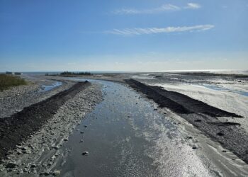 康芮颱風再次沖毀卑南溪水覆蓋，臺東縣政府持續積極搶修卑南溪中華大橋
