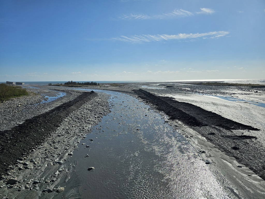 康芮颱風再次沖毀卑南溪水覆蓋，臺東縣政府持續積極搶修卑南溪中華大橋