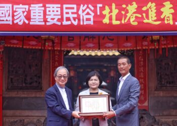 文化部長李遠(左)頒授重要民俗『北港進香』認定證書，由北港朝天宮董事長蔡咏鍀(右)代表授證，雲林縣長張麗善(中)到場見證