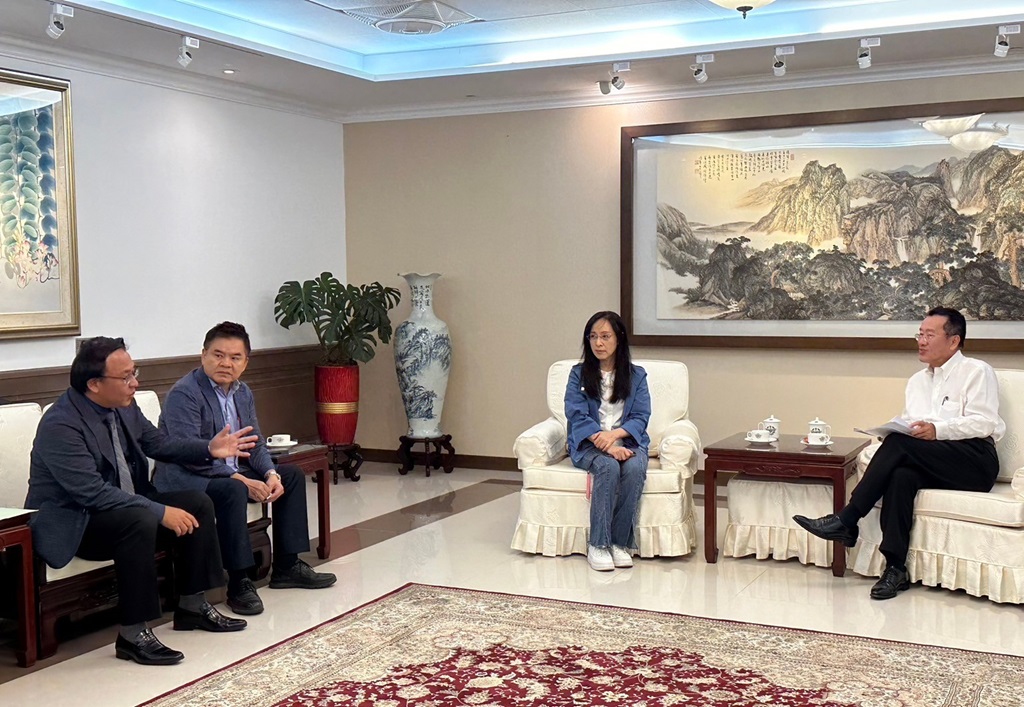 昨(4)日陳瑩和莊瑞雄委員，以及關山鎮長彭成豐，一同前往國防部拜會顧立雄部長，獲得國防部正面善意的回應