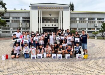 東大附小在東商校園合影(五年級)