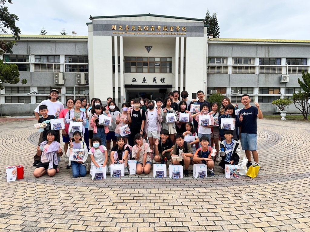 東大附小在東商校園合影(五年級)