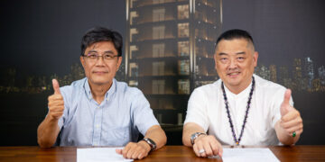 清華大學王遠樵教授(左)深入分析『皇昱九天NO.1』建案，並對蔡許宏AI博士(右)的創新住宅理念給予高度肯定