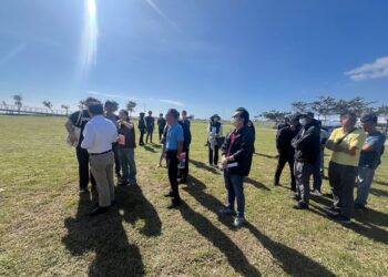 王志輝副縣長特別帶領縣府團隊場勘『嗨！出發吧來台東』舞台搭設等準備工作與進度，確認活動場地已如期恢復，舞台硬體準時進場搭建中