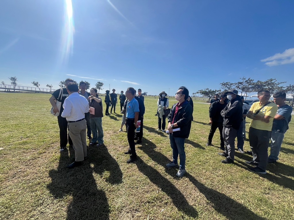 王志輝副縣長特別帶領縣府團隊場勘『嗨！出發吧來台東』舞台搭設等準備工作與進度，確認活動場地已如期恢復，舞台硬體準時進場搭建中