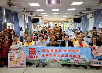 由衛生福利部中央健保署的協助，促成臺南開基玉皇宮慷慨捐贈牙科診療椅予臺東縣七所偏鄉學校