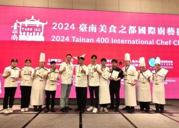 義守大學廚藝系的吳明倫(左四)，參與臺南國際廚藝挑戰賽，奪下兩面銀牌，雙銀的亮眼成績，充分展現義大人的高超廚藝